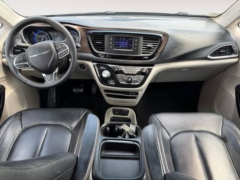 Used 2017 Chrysler Pacifica Touring-L FWD image 8