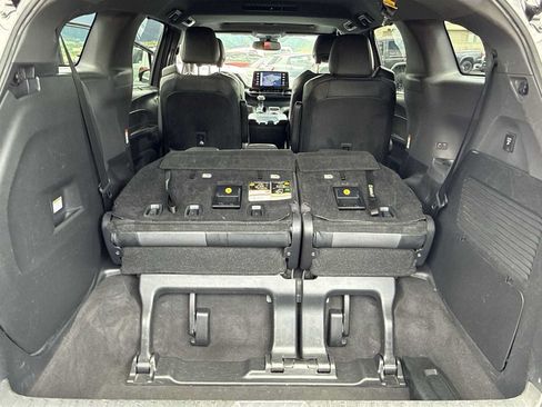 Used 2022 Toyota Sienna XSE FWD image 28