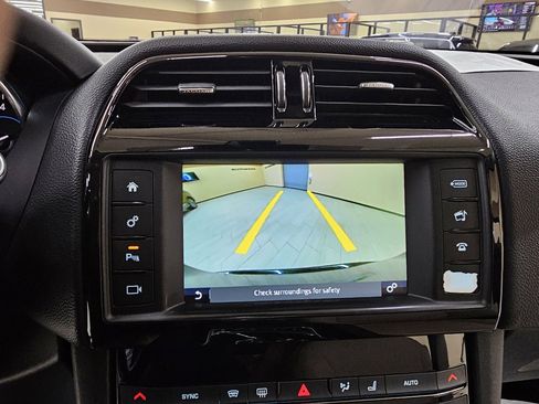 Used 2017 Jaguar F-PACE Premium image 33