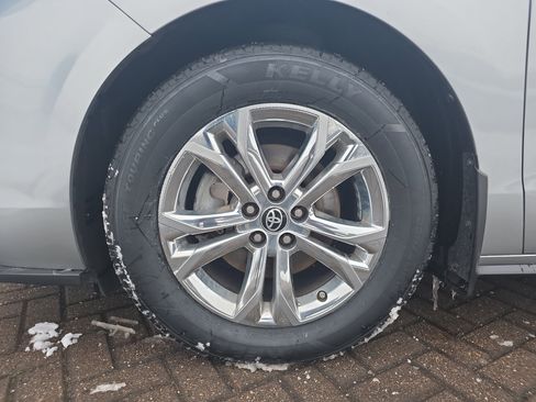 Used 2023 Toyota Sienna XSE image 11