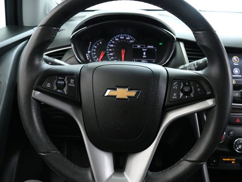 Used 2022 Chevrolet Trax LT w/ LT Convenience Package image 12