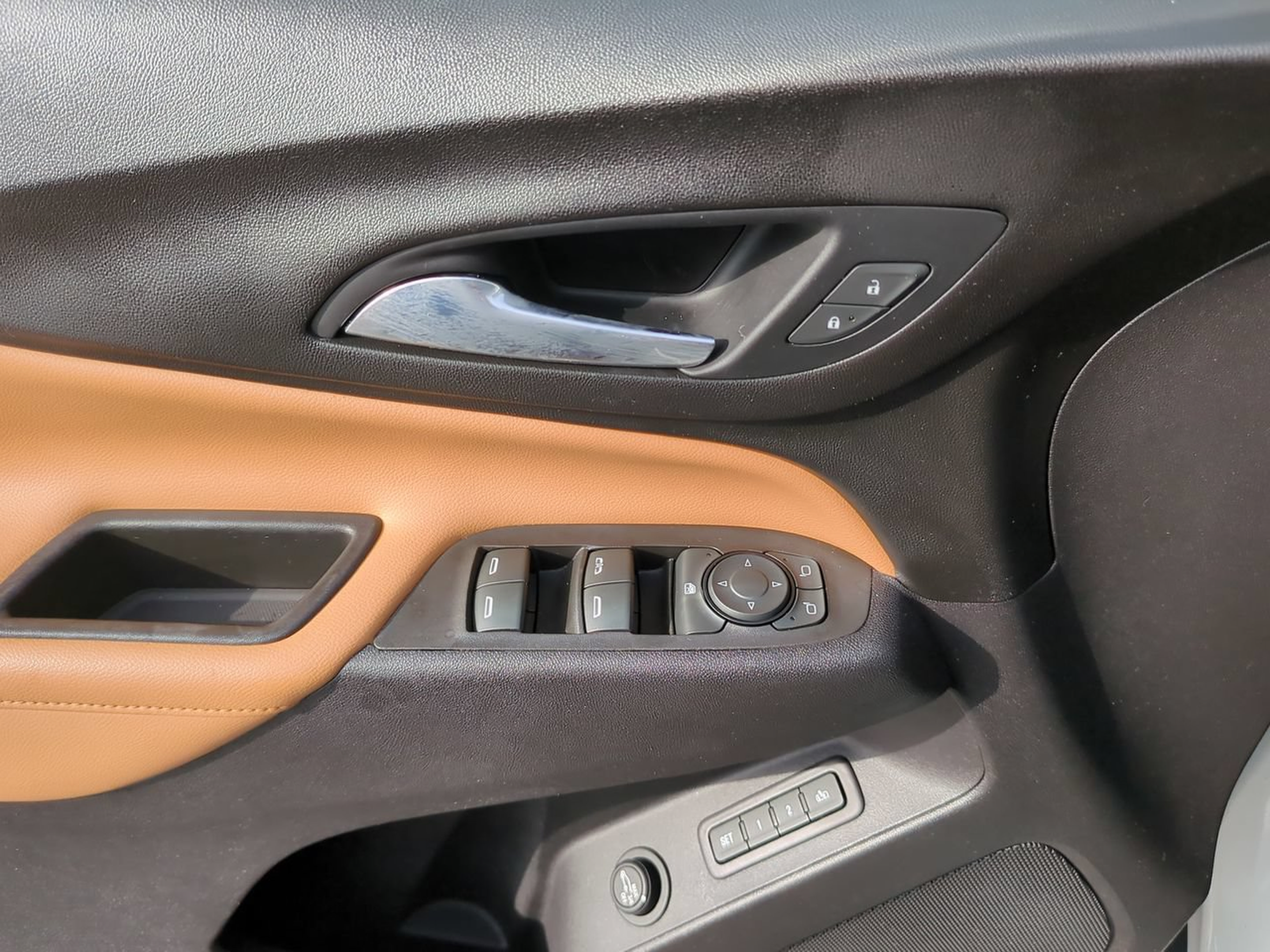 Used 2020 Chevrolet Equinox Premier FWD image 17