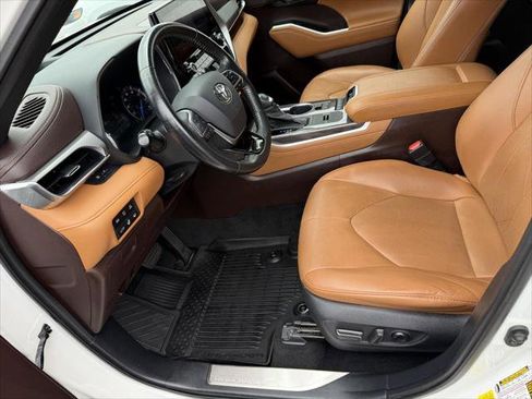 Certified 2021 Toyota Highlander Platinum AWD/4WD image 14