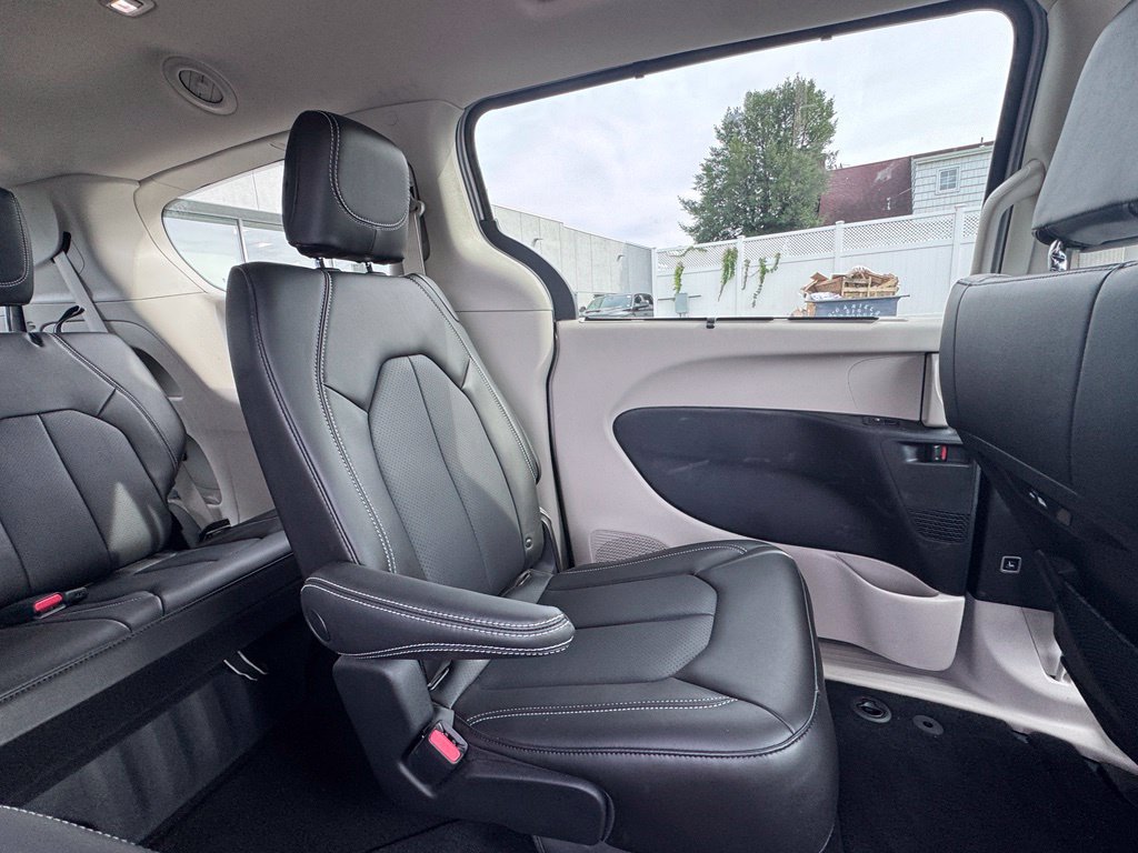 Used 2023 Chrysler Pacifica Touring-L FWD image 25