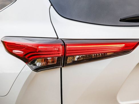 Used 2020 Toyota Highlander XLE image 8