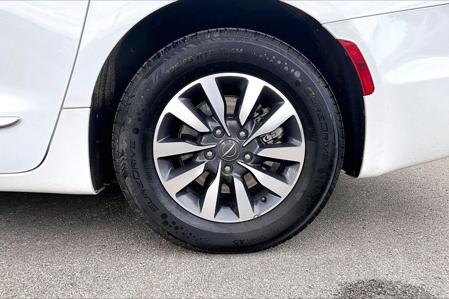 Used 2021 Chrysler Pacifica Limited w/ Uconnect Theater Family Group FWD image 8