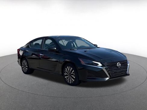 Used 2025 Nissan Altima 2.5 SV image 3