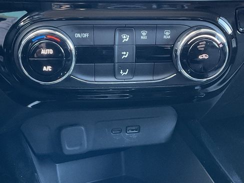 Used 2025 Chevrolet Trax LT image 32