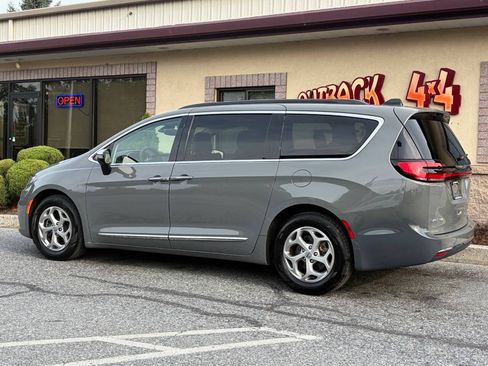 Used 2023 Chrysler Pacifica Limited FWD image 5