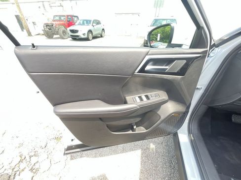 Used 2025 Mitsubishi Outlander SE FWD image 13