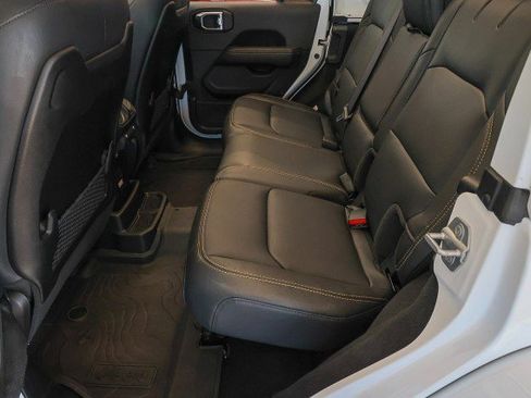 Used 2025 Jeep Wrangler Sahara image 29