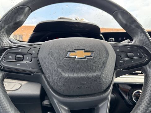 Used 2025 Chevrolet Trax LT FWD image 25