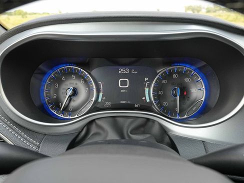 Used 2025 Chrysler Pacifica Limited FWD image 35