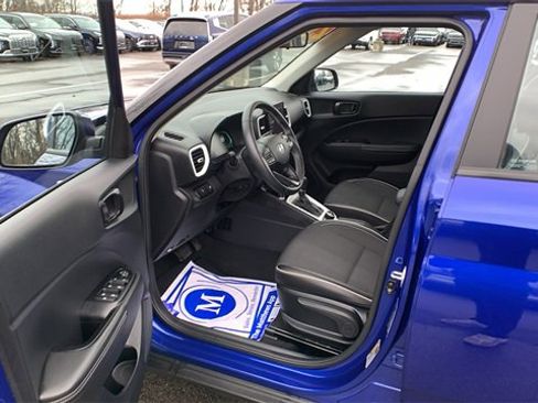 Used 2023 Hyundai Venue Limited image 9