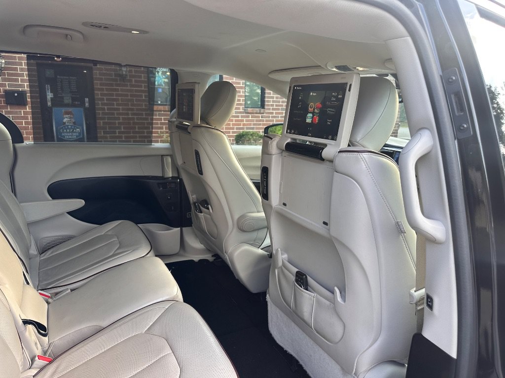 Used 2017 Chrysler Pacifica Limited w/ UConnect Theater Package FWD image 19