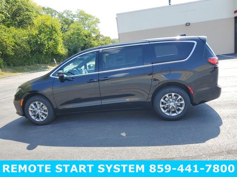 New 2026 Chrysler Pacifica Select image 8