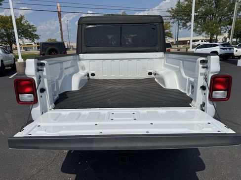 Used 2022 Jeep Gladiator Rubicon w/ Cold Weather Group image 13