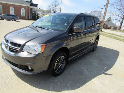 Used 2017 Dodge Grand Caravan SXT image 7