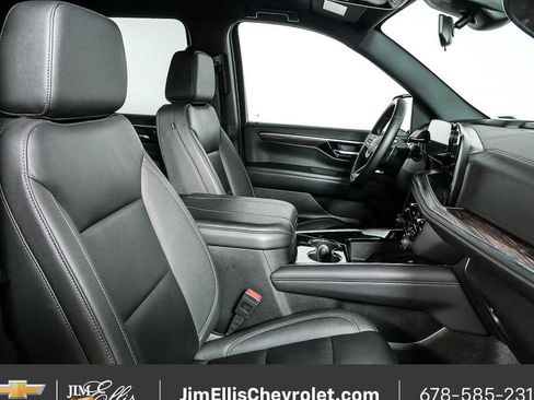 Used 2025 Chevrolet Suburban LT image 21