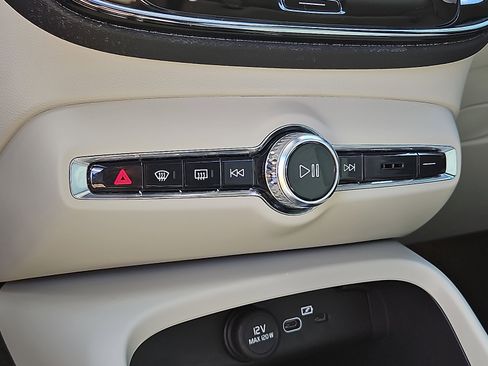 Used 2025 Volvo XC40 B5 Ultra w/ Climate Package image 16