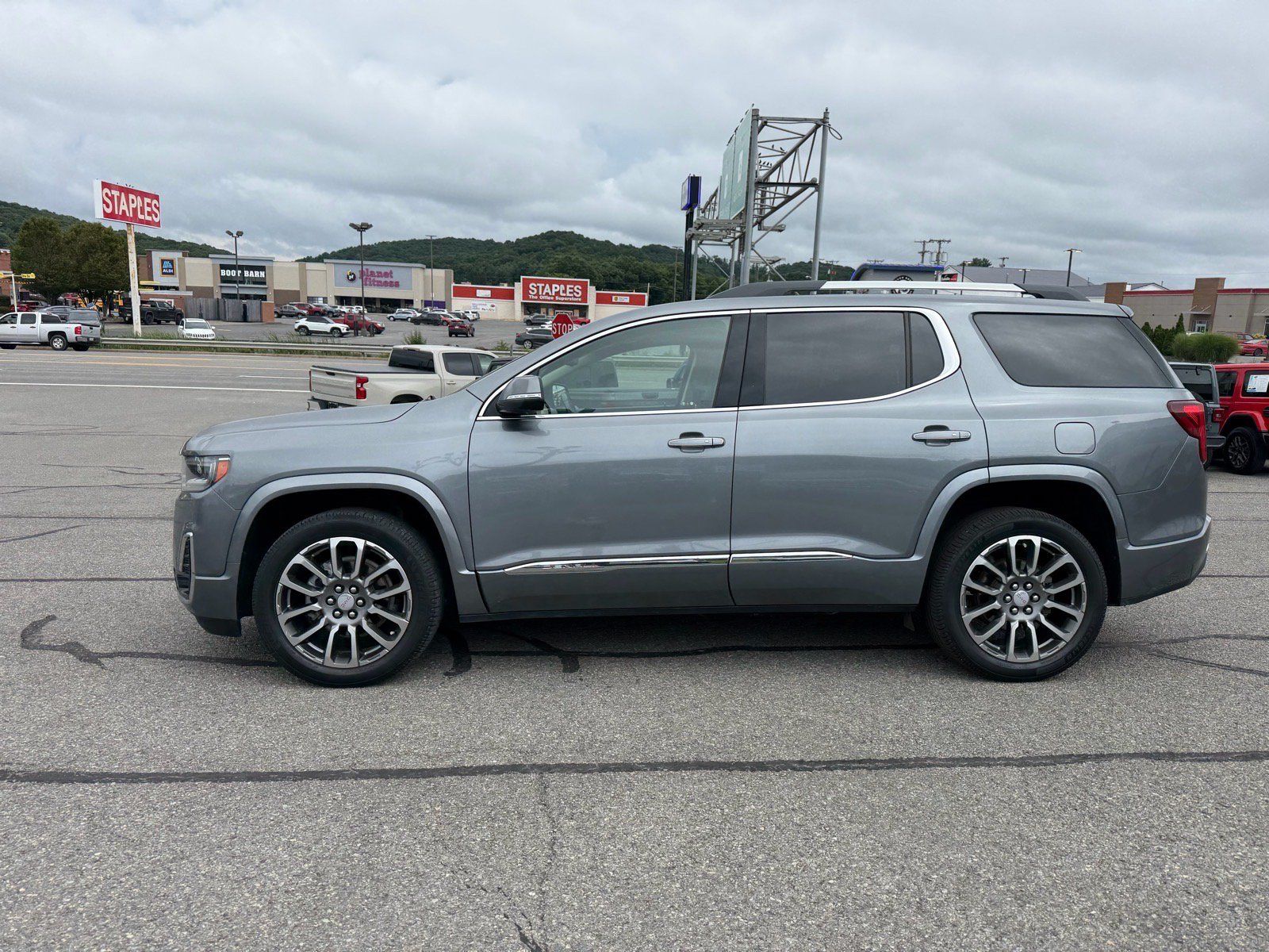 Used 2022 GMC Acadia Denali w/ Denali Ultimate Package AWD/4WD image 2