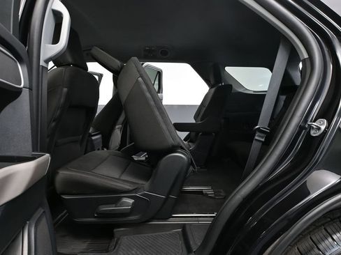 Used 2023 Ford Explorer XLT AWD/4WD image 37