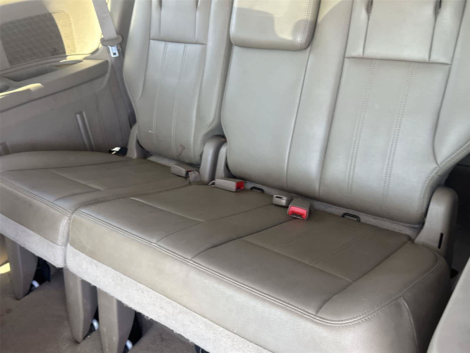 Used 2014 Chrysler Town & Country Touring FWD image 12