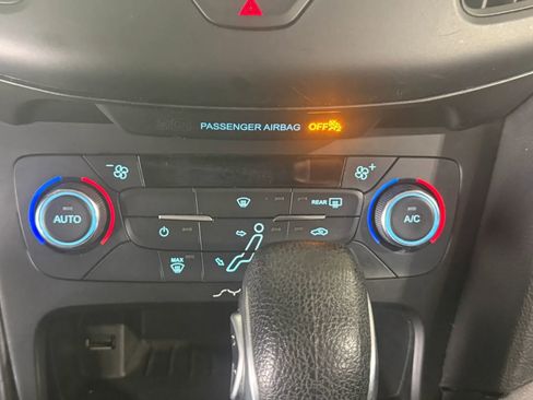 Used 2017 Ford Focus SE image 25