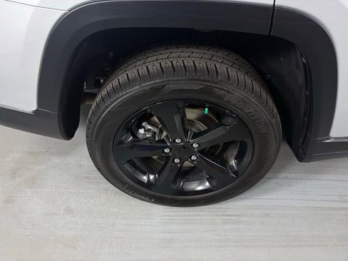 Used 2022 Jeep Grand Cherokee L Laredo RWD image 11