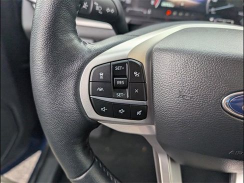 Used 2022 Ford Explorer XLT w/ Equipment Group 202A image 7