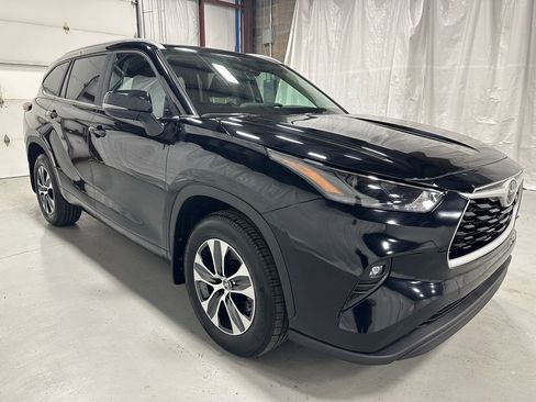 Used 2025 Toyota Highlander XLE image 1