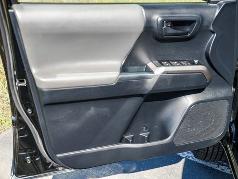 Used 2018 Toyota Tacoma SR5 RWD image 19