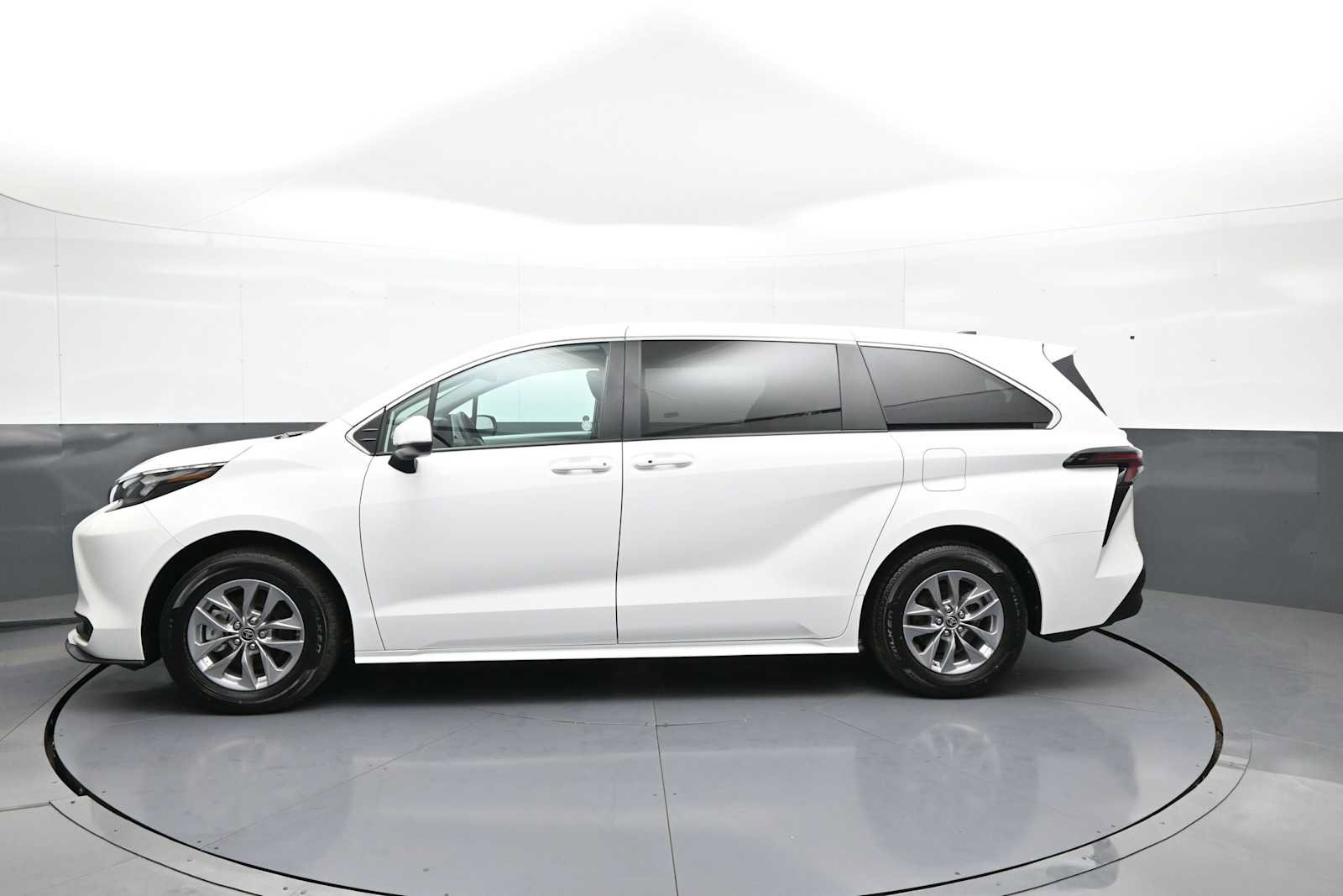 Certified 2025 Toyota Sienna LE FWD image 8