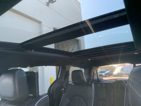 Used 2022 Chrysler Pacifica Limited w/ Uconnect Theater Family Group image 14