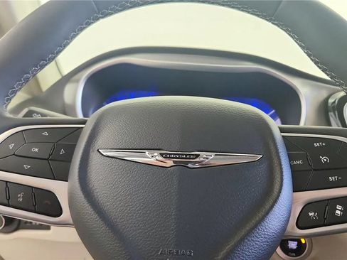 Used 2023 Chrysler Pacifica Touring-L FWD image 26