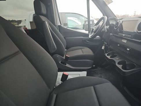 Used 2024 Mercedes-Benz Sprinter 2500 image 11