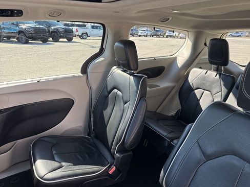 Used 2023 Chrysler Pacifica Limited FWD image 16