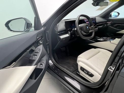 Certified 2025 BMW 530i w/ Premium Package image 21