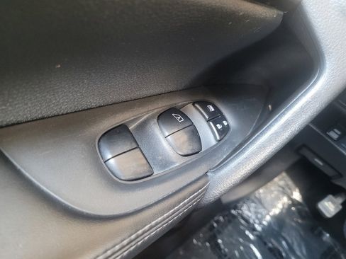 Used 2018 Nissan Rogue SV AWD/4WD image 27