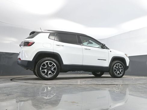 Used 2025 Jeep Compass Trailhawk AWD/4WD image 41