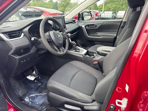Used 2019 Toyota RAV4 LE FWD image 3