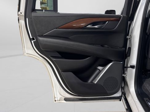 Used 2020 Cadillac Escalade Premium Luxury image 40