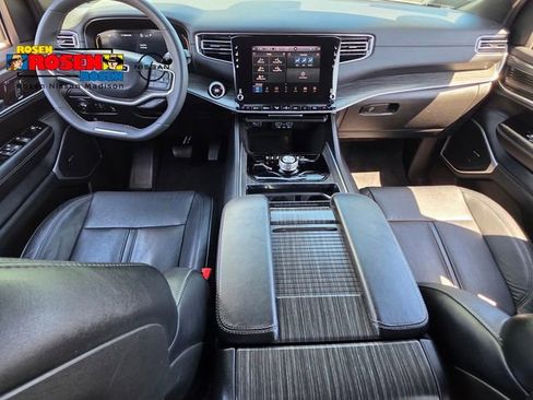 Used 2024 Jeep Wagoneer L Series II w/ Flexible Seating Group AWD/4WD image 7