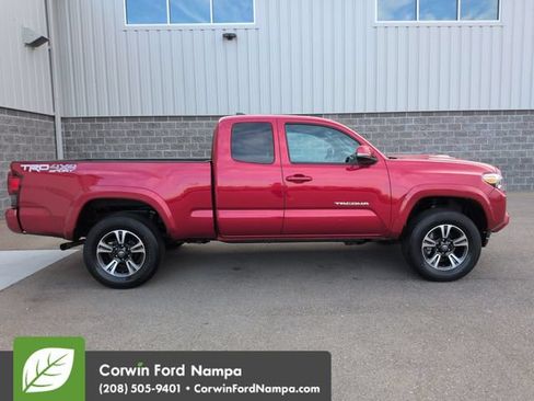 Used 2018 Toyota Tacoma TRD Sport w/ Technology Package AWD/4WD image 2