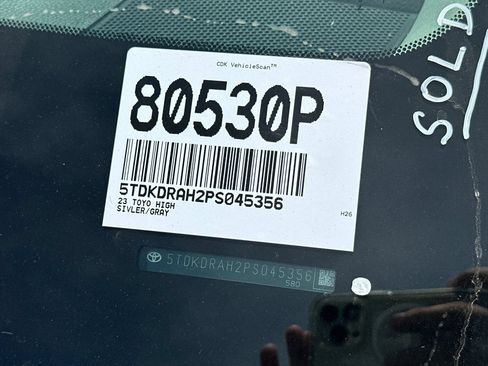 Used 2023 Toyota Highlander XLE FWD image 3