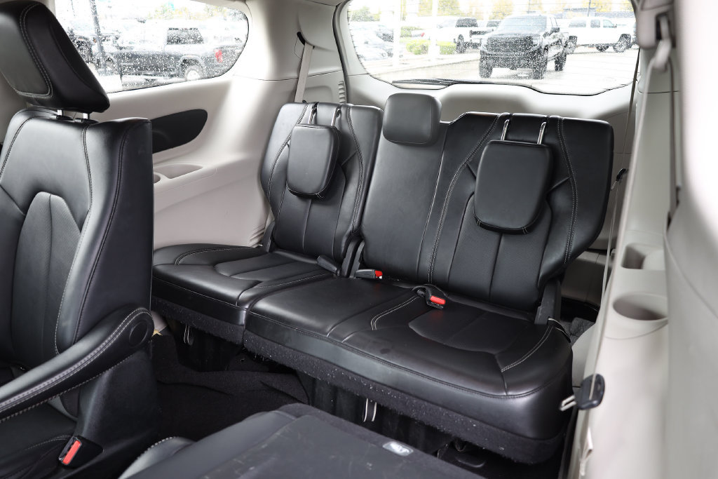 Used 2024 Chrysler Pacifica Limited FWD image 18