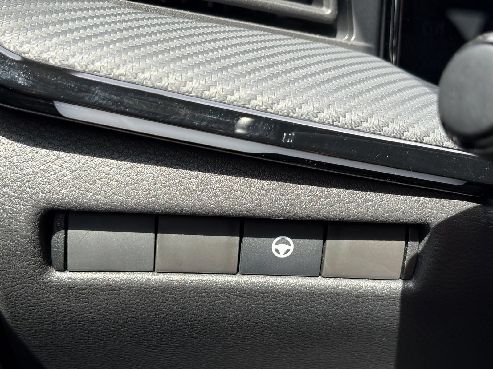 Used 2025 Nissan Kicks SR AWD/4WD image 17
