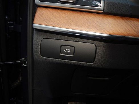 Certified 2025 Volvo XC90 B6 Plus image 23