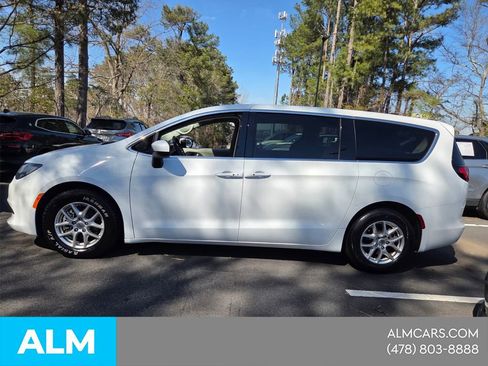 Used 2022 Chrysler Voyager LX FWD image 3
