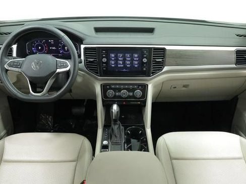 Certified 2022 Volkswagen Atlas SE w/ Black Wheel Package FWD image 11